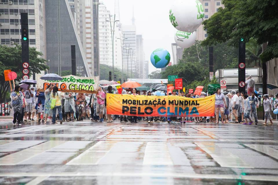 Mobilização Mundial Pelo Clima em São Paulo, 2015. A Mobilização foi construída por uma articulação de mais de 30 organizações e ajudou a consolidar a importância das reivindicações da sociedade civil na COP 21. Foto: Paulo Pereira.